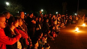 Publiczność zgromadzona na pokazie ogniowym w wykonaniu zespołu Incendi.