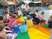 Bibliotekarka pokazuje dzieciom bohaterów znanych książek