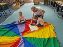 Bibliotekarka pokazuje dziecku książkę