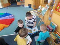 Nauczycielka przedszkola czyta dzieciom książkę