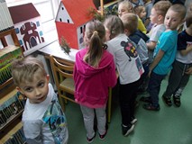 Dzieci zgromadzone przy makiecie Domku Kata