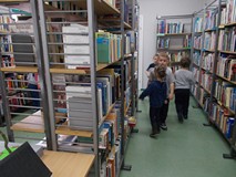 Dzieci między regałami w czytelni czują sie jak dorośli czytelnicy