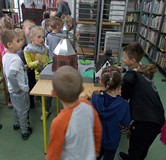 Makieta Katedry w otoczeniu starych murów i ciekawość młodych czytelników