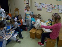 Wybieranie książek i czasopism. Każde dziecko chce dla siebie coś najfajniejszego.