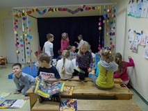 Dzieci wybierają sobie miejsce, gdzie mogą oglądać wybrane gazety i książki.