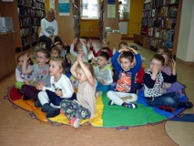 Zabawa w otwieraną i zamykaną książkę