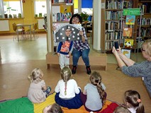 Wesoła zabawa z KSIĄŻKĄ Z DZIURĄ