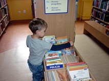 Przyszedł czas na wybranie ulubionej książeczki z zestawu dla najmłodszych