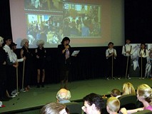 Pani Wiola wyczytuje nazwiska nagrodzonych, najlepszych czytelników dziecięcych z Filii nr 6