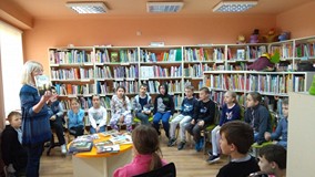 bibliotekarka proponuje ciekawe książki dla dzieci