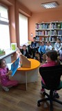 dzieci aktywnie uczestniczą w teatrzyky Kamishibai
