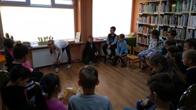 dzieci odgrywają scenki do wiersza 
