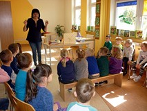 Bibliotekarka wita pięciolatki w bibliotece