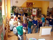 Powitanie chłopców - rycerzy walczących mieczem z groźnym smokiem