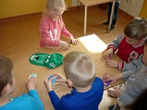Puzzle ABECADŁO - dzieci dopasowują literki do obrazków