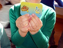 Literkowe puzzle - chłopiec dopasował literkę do nazwy obrazka