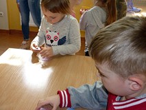 Puzzle ABECADŁO - dzieci dopasowują literki do obrazków