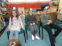 Troje dzieci podczas gry zespołowej