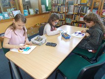 Trzy dziewczynki podczas kolorowania swoich prac