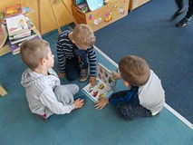 Dzieci podczas czytania książek