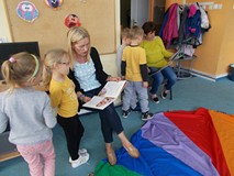 Nauczycielka przedszkola czyta dzieciom książkę