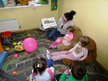 Bibliotekarka czyta dzieciom książkę