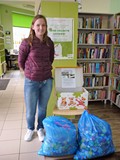 Wolontariuszka z nakrętkami zebranymi w kwietniu od naszych czytelników