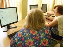 Seniorzy uczą się korzystać z serwisu Ibuk