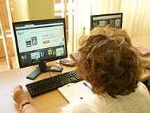 Seniorzy uczą się korzystać z serwisu Legimi