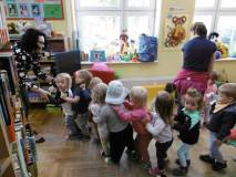 Dzieci zwiedzają bibliotekę.