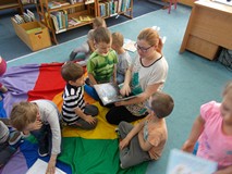 Bibliotekarka czyta dzieciom książkę