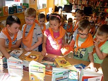 Dzieci przeglądają książeczki z serii CZYTAM SOBIE