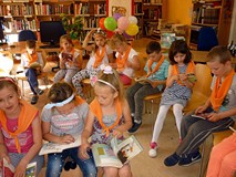 Dzieci przeglądają książeczki z serii CZYTAM SOBIE