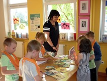 Dzieci przeglądają książeczki z serii CZYTAM SOBIE