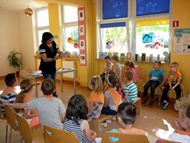 Bibliotekarka prezentuje książeczki z serii CZYTAM SOBIE