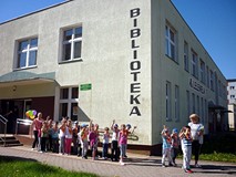 Pamiątkowe zdjęcie przed wejściem do naszej biblioteki