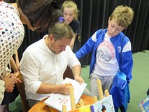 Grzegorz Kasdepke rozdaje autografy