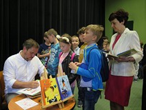 Grzegorz Kasdepke rozdaje autografy