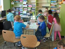 Dzieci kolorują obrazki