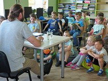 Przedszkolaki podczas spotkania z poetą