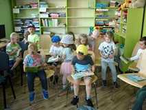 Dzieci przeglądają książki dla najmłodszych