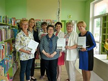 Uczestniczki kursu komputerowego wraz z dyrekcją KBP i prowadzącą zajęcia