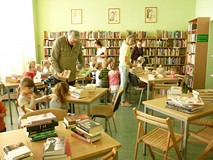 Uczestnicy i maluchy wybierają książki