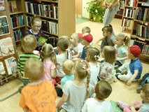 Bibliotekarka czyta bajkę dzieciom