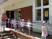 W Tygodniu Bibliotek rozdajemy prezenty - Pani Bogusia z paczuszką książeczek dla przedszkolaków