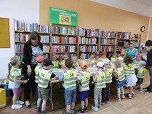 Dziei podczas wykonywania zakładek do książki.