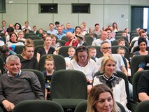 Publiczność zgromadzona na finale Powiatowego Przeglądu Recytatorskiego dla przedszkolaków pt. „Joan