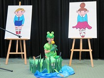 Chłopiec przebrany za żabę recytuje wiersz. Dodatkowo jest scenografia przedstawiająca jezioro.