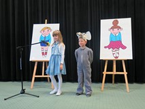 Od lewej: Dziewczynka i chłopiec recytują wiersz. Chłopiec przebrany jest za słonia