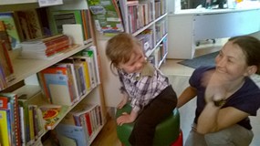 Mały czytelnik wraz z mamą przysłuchują się pogadance